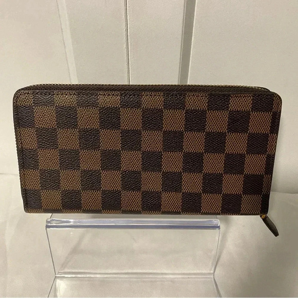 Handbags - 💚 Brown Checkered pattern wallet - like new